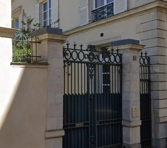 לינה וארוחת בוקר L'hotel Particulier - לה מאנש